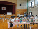 山口市立陶小学校で本を選ぶ児童たち