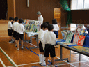 下関市立滝部小学校で本を選ぶ児童たち