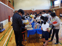 周南市立三丘小学校で本を選ぶ先生と児童たち
