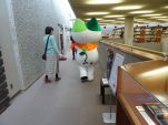 ヤマミィが館内を回る様子の画像です。