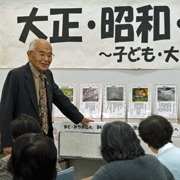 掲示物の解説をしていただいています。