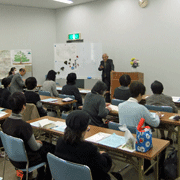 たくさんの方が講演に聞き入っています。