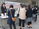 資料を眺める人たちの様子です。