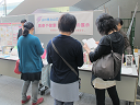 資料を眺める人たちの様子その2です。