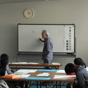最初に彫り方のコツを講師が説明されている様子です。